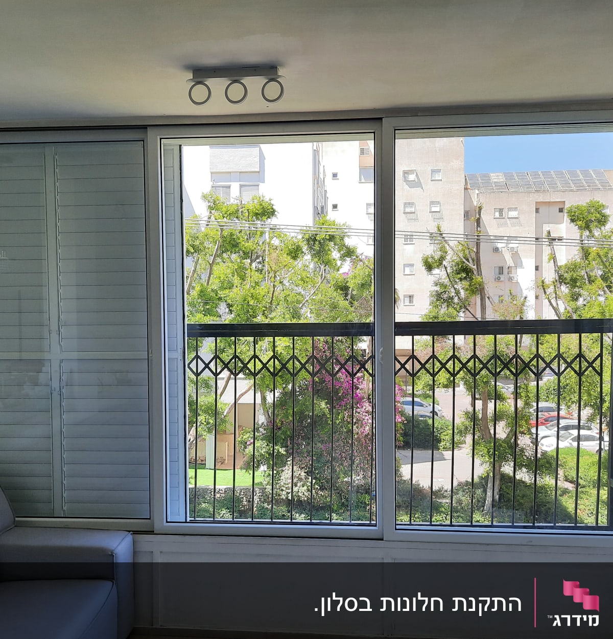 חלון אלומיניום עם תריסים וסורגים